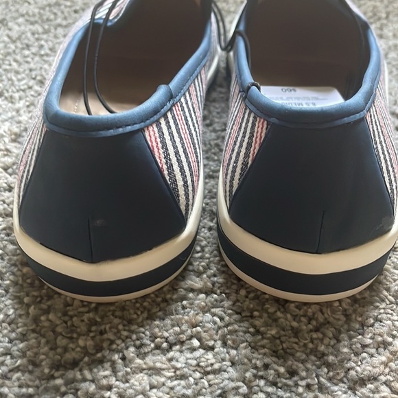 ST.JOHNS BAY women’s slip on shoes, NWT, navy red multi. Size 8.5 - Picture 6 of 6